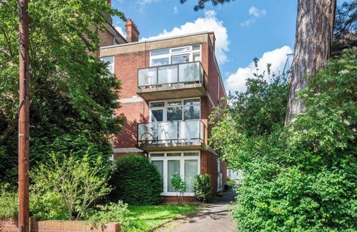 Copers Cope Apartment | Cozy One-Bedroom Flat in Bromley