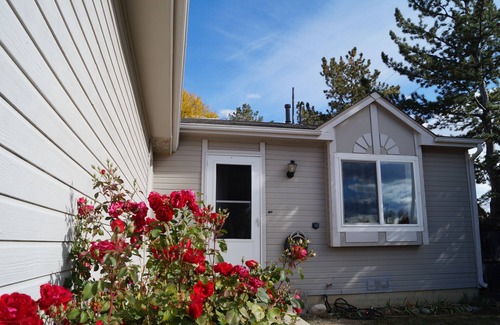 Longmont House | Cozy, pet friendly, home. Great location for walks, food, Boulder, Lyons & RMNP