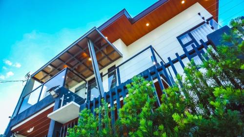 San Fernando House | Cozy Pool Villa near SM Pampanga and Sky Ranch Pampanga