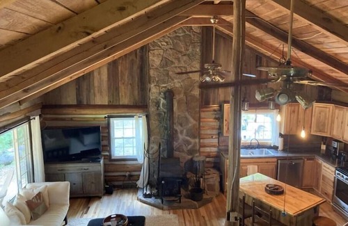 McArthur Cabin | Cozy, Private 3-bedroom cabin with WiFi, Hot Tub, and Games Near State Parks