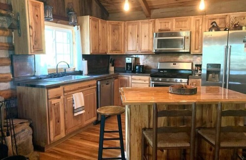 McArthur Cabin | Cozy, Private 3-bedroom cabin with WiFi, Hot Tub, and Games Near State Parks