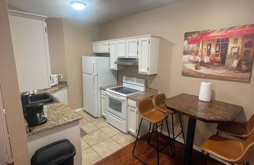 Dunbar Condo | Cozy Private Condo in the Heart of Downtown San Marcos! Community Pool!
