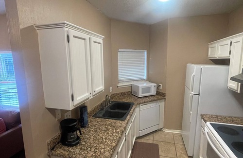 Dunbar Condo | Cozy Private Condo in the Heart of Downtown San Marcos! Community Pool!