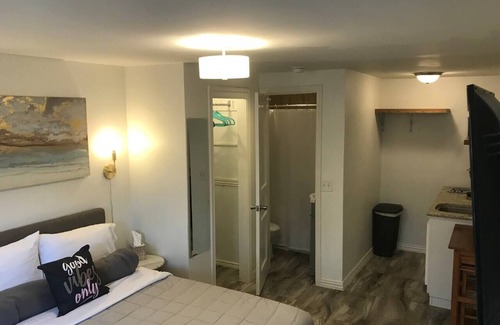 Lower Greenville House | Cozy Private Studio - near SMU w Private Parking