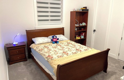 Fleetwood House | Cozy queen bedroom in enjoyable Surrey with AC, WiFi