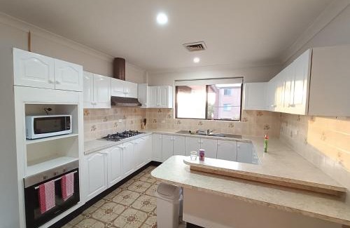 Merrylands House | Cozy Queen Room in Spacious Home in Merrylands - M3