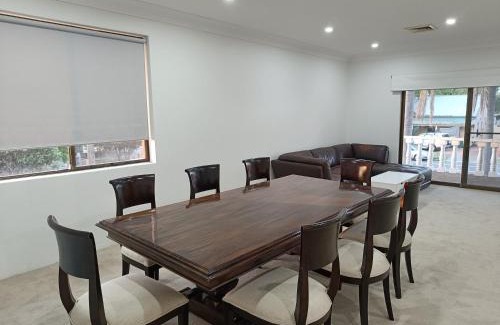 Merrylands House | Cozy Queen Room in Spacious Home in Merrylands - M3