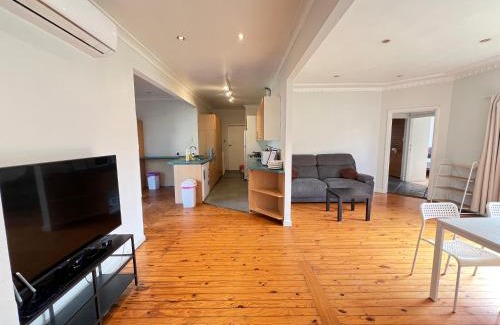 Seven Hills House | Cozy Queen Room next to Shopping Centre and Station - SH5