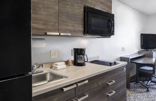 Huntersville Hotel | Cozy Queen Room | Near Birkdale Village | Relaxing Stay