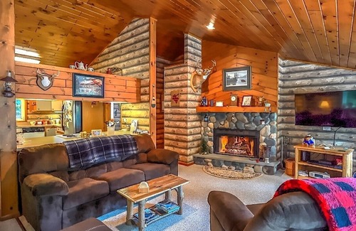 Old Forge House | Cozy, Quiet Old Forge Getaway, just Minutes from The Fulton Chain Lakes