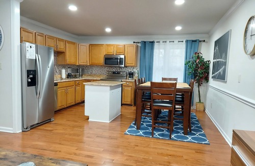Corbin House | Cozy Renovated 4 Br 2 Bath Split Foyer House