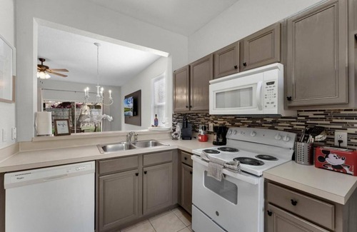 Highlands Reserve House | Cozy Retreat 4BR- 12 miles to Disney - walk to Resort Amenities w/Lazy River