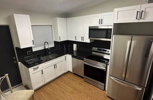 Liberty City House | Cozy Retreat, centralized location