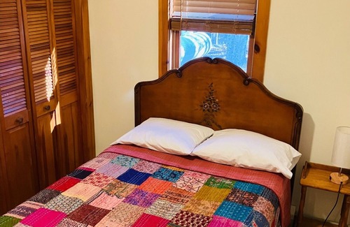 Rowe Bed & Breakfast | Cozy Retreat in the Berkshires - Cherry Room in Orchard Guest House