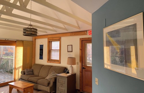 Rowe Bed & Breakfast | Cozy Retreat in the Berkshires - Cherry Room in Orchard Guest House