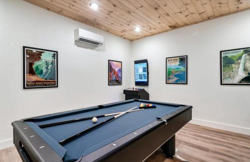 Sevierville House | Cozy Retreat Luxurious stay with Pool & Hot Tub
