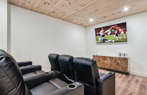 Sevierville House | Cozy Retreat Luxurious stay with Pool & Hot Tub
