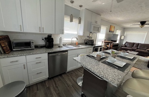Middletown House | Cozy retreat next to Middletown Airport and Smith park