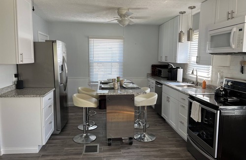 Middletown House | Cozy retreat next to Middletown Airport and Smith park