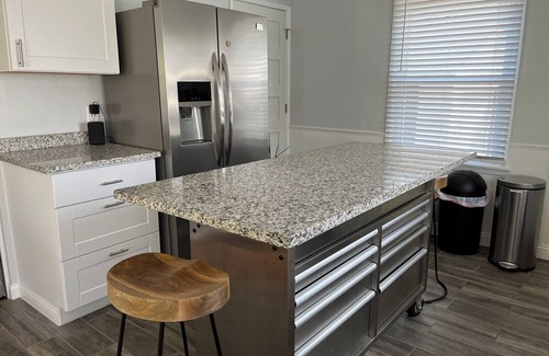 Middletown House | Cozy retreat next to Middletown Airport and Smith park