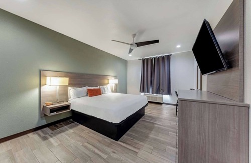 Eastside Promise Neighborhood Hotel | Cozy Room in Budget-Friendly Hotel w/Complimentary Breakfast