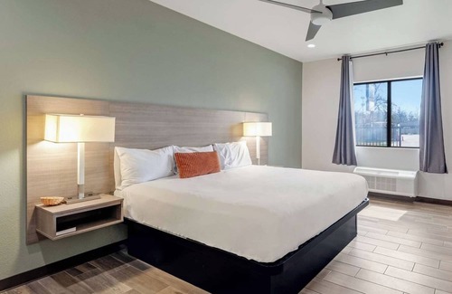 Eastside Promise Neighborhood Hotel | Cozy Room in Budget-Friendly Hotel w/Complimentary Breakfast