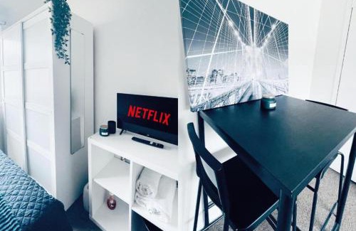 Plaistow South House | Cozy Room - O2 & Excel Center