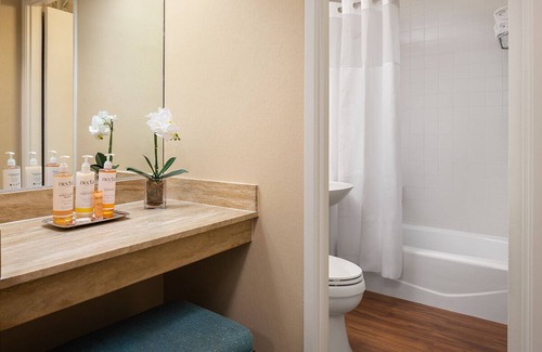 Crown Point Hotel | Cozy Room w/Ocean Views Perfect for Families – Kid-Friendly Activities, Pool