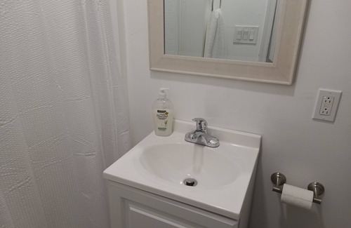 Pottsville House | Cozy room with private bathroom in Pottsville PA by Route 61 near Locust Lake