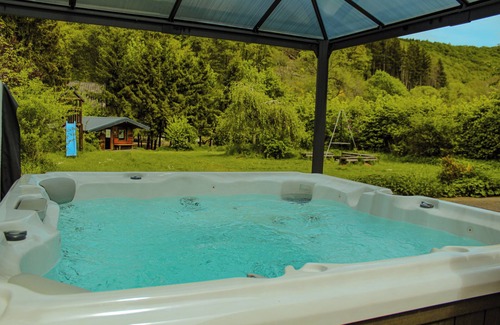 Hellenthal House | Cozy round log villa with SwimSpa, whirlpool and sauna