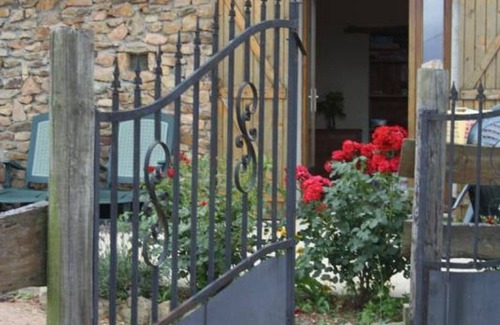 Neulise Cottage | Cozy rural cottage with terrace near Roanne