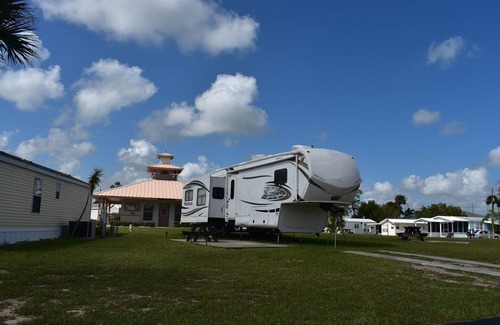 Lake Placid House | Cozy RV in Wonderful Lake Placid with WiFi, AC, fitness room