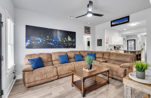 Denver Heights House | Cozy SA Home W/Pool & Hot Tub! Minutes to Downtown, Alamo Dome, &Frost Center