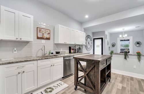Denver Heights House | Cozy SA Home W/Pool & Hot Tub! Minutes to Downtown, Alamo Dome, &Frost Center