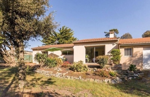 Saint-Brevin-l'Ocean Cottage | Cozy Seaside Cottage with Large Terrace, Enclosed Garden, and 3 Bedrooms