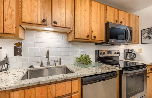 Seven Springs Condo | Cozy Seven Springs 1 Bedroom Deluxe Condo with Private Deck by RedAwning - Save 10% on 3 Nights, 15% on 5 Nights!