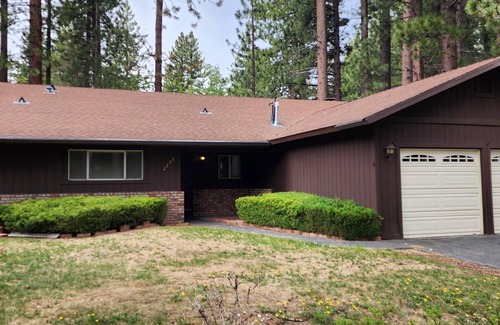 Tahoe Island House | Cozy Ski retreat in South Lake Tahoe. Close to Heavenly Village and Tahoe Keys!