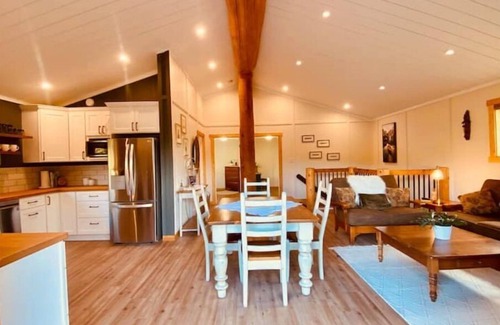 East Kootenay Ski Chalet | Cozy Ski Retreat with Moutain View/Ski In Property/Hot tub/5 mins to the Lifts