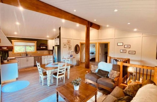 East Kootenay Ski Chalet | Cozy Ski Retreat with Moutain View/Ski In Property/Hot tub/5 mins to the Lifts