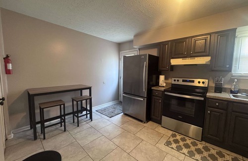 Buechel House | Cozy Spacious 2 Bedroom Townhouse Near Bardstown!
