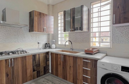 Teshie Apartment | Cozy & Spacious 2BD APT w/QUEENbeds WIFI & Netflix East Legon