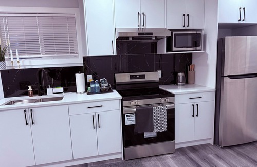 Airdrie Apartment | Cozy. Spacious. 5 min to XIron Mall. 15 to Airport. Well equip kitchen.