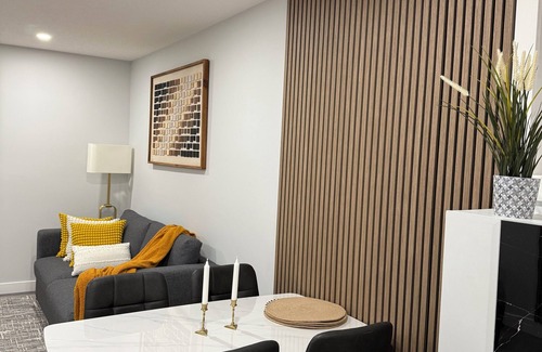 Airdrie Apartment | Cozy. Spacious. 5 min to XIron Mall. 15 to Airport. Well equip kitchen.