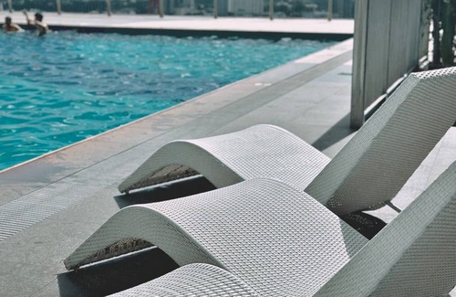 South Triangle Condo | Cozy Staycation With Netflix, Pool, Ps4, Board Games