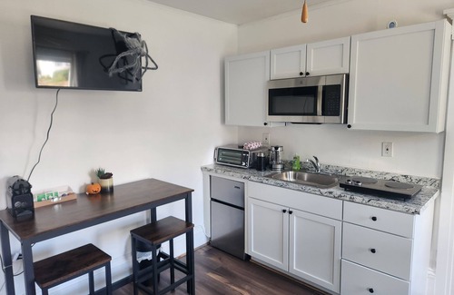 Manchester Apartment | Cozy street view studio apartment with fully equiped kitchenette and queen bed.