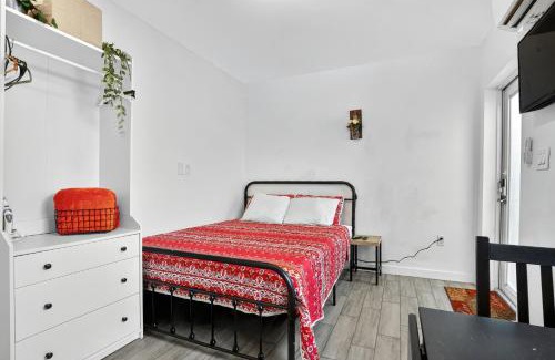 West Little Havana House | Cozy Studio Airport & Downtown
