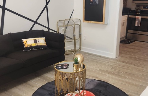 University District Apartment | Cozy studio apartment in charming Memphis with AC, WiFi Elvis Design