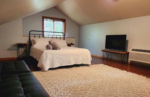 Keene Apartment | Cozy studio apartment near airport
