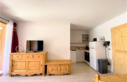 La Joue du Loup Apartment | Cozy Studio Cabin for 4 at Les Chamois 2, La Joue du Loup – Ski-in/Ski-out, Near O'Dycéa Spa