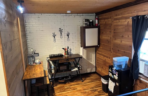 Fenton Cabin | Cozy studio cabin in charming Fenton near Cider Mills and Trails!
